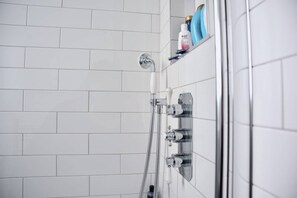 Ferienhaus (2 Bedrooms) | Badezimmer | Dusche, Handtücher