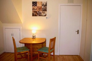 Apartment (2 Bedrooms) | Private kitchen - Welcoming and Homely 2 Bed in Central Location (Edinburgh)