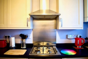 Apartment (2 Bedrooms) | Private kitchen - Welcoming and Homely 2 Bed in Central Location (Edinburgh)