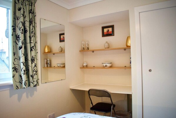 Apartment (2 Bedrooms) | 2 bedrooms, laptop workspace, iron/ironing board, bed sheets