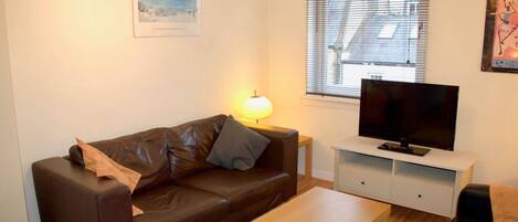 Appartement (2 Bedrooms) | Woonkamer | Een 20-inch televisie met digitale zenders