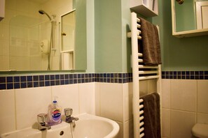 Apartment (2 Bedrooms) | Bathroom
