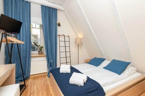 2 bedrooms, desk, iron/ironing board, WiFi