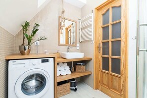 Douche, articles de toilette gratuits, sĂšche-cheveux