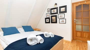 2 bedrooms, desk, iron/ironing board, WiFi