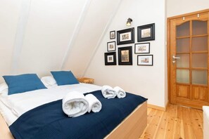 2 bedrooms, desk, iron/ironing board, WiFi