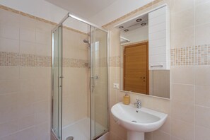 Economy Double Room | Bathroom shower - A Casa di Mila (Sori)