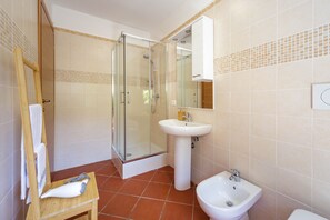 Quarto casal econômico | Chuveiro