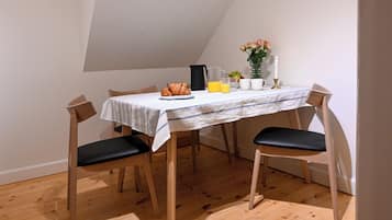 Apartment, 1 Bedroom, City View | Dining