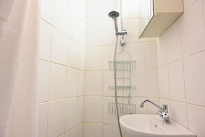Departamento, 1 habitación, vista a la ciudad | Baño | Amenidades de baño gratuitas y toallas 