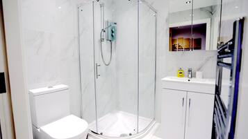 Apartment | Bathroom | Shower, free toiletries, hair dryer, towels