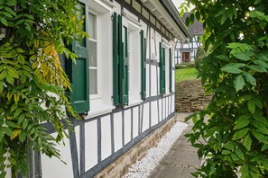 Exterior detail - Apartment in the half-timbered courtyard 'house in motion' (Neunkirchen-Seelscheid)