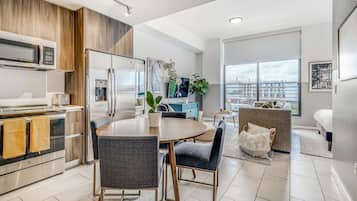 大型冰箱、微波爐、烤箱、爐台