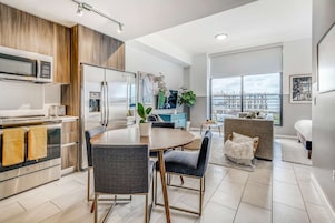 Full-size fridge, microwave, oven, stovetop