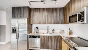 Geladeira grande, micro-ondas, fogão, cooktop