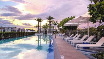 Una piscina al aire libre (de 07:00 a 23:00), tumbonas