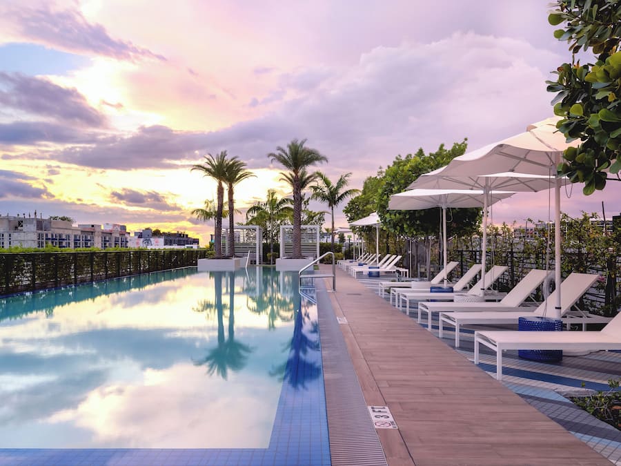 Kolam renang outdoor, dengan kursi berjemur