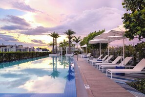 Outdoor pool, open 7:00 AM to 11:00 PM, sun loungers - Sentral Wynwood (Miami)