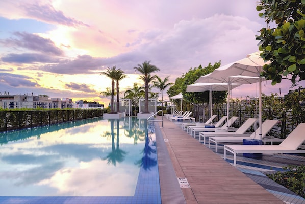 Outdoor pool, open 7:00 AM to 11:00 PM, sun loungers - Sentral Wynwood (Miami)