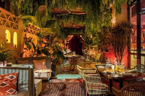 2 restaurantes; se sirve desayuno, almuerzo y cena; cocina mediterránea