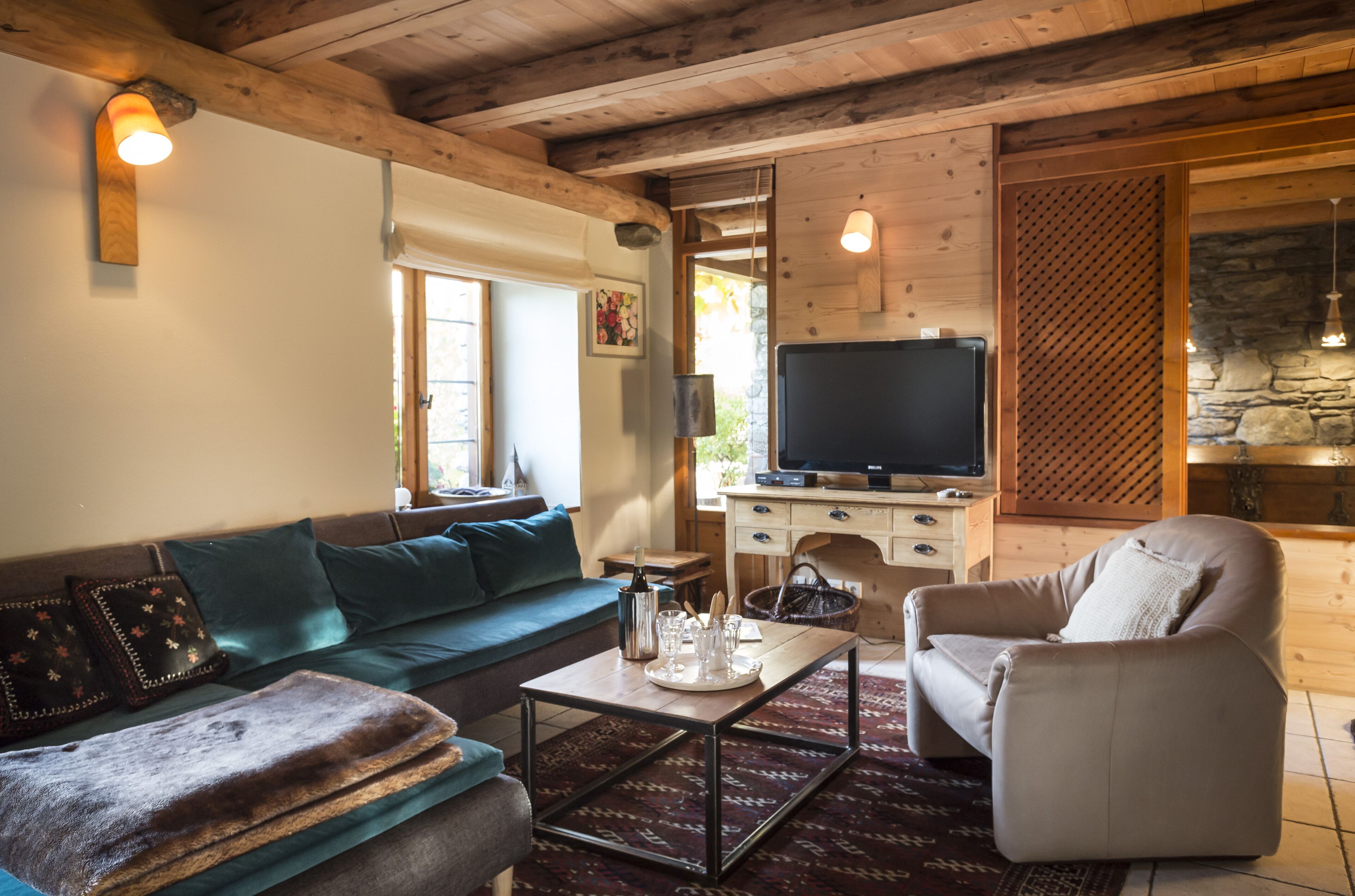 TV, caminetto, libri, studio