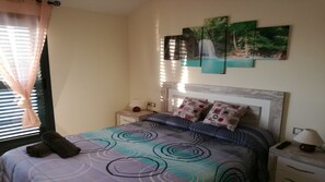 12 bedrooms, iron/ironing board, WiFi, bed sheets - Fabulous accommodation consisting of 4 luxury semi-detached chalets for 28 people. (SAN JORGE-SANT JORDI)