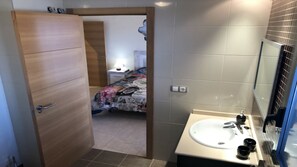 Een bad/douchecombinatie, een haardroger, een bidet, handdoeken