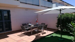 Outdoor dining - Fabulous accommodation consisting of 4 luxury semi-detached chalets for 28 people. (SAN JORGE-SANT JORDI)