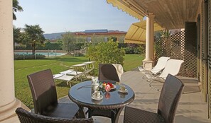 Outdoor dining - Il Cedro - near to the old town of Salò with pool (Salò)