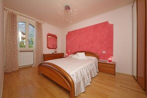 2 bedrooms, free WiFi, bed sheets - Il Cedro - near to the old town of Salò with pool (Salò)