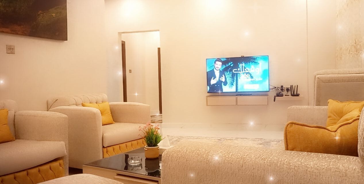 ジュニア スイート | リビング エリア | 55 インチの薄型テレビ (衛星放送視聴可)、テレビ