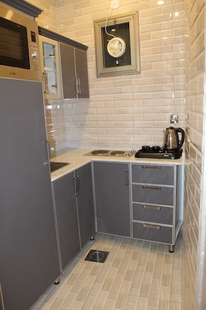 Full-size fridge, microwave, stovetop, electric kettle - The 58 Hotel Mahboula (Mahboula)