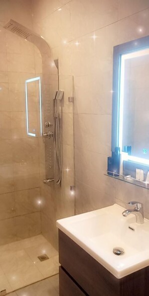 Junior Suite | Bathroom | Shower, rainfall showerhead, free toiletries, bathrobes