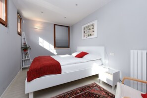 3 slaapkamers, een strijkplank/strijkijzer, gratis wifi, beddengoed