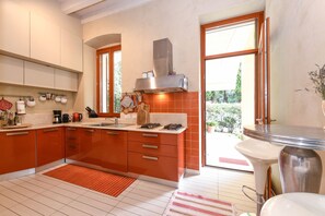 冷蔵庫、電子レンジ、オーブン、コンロ