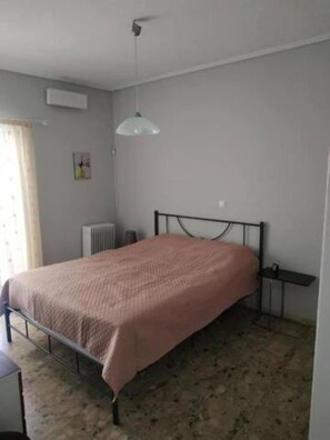 2 bedrooms, desk, iron/ironing board, bed sheets