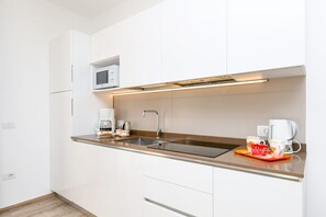 Kjøleskap, mikrobølgeovn, kokeplater og oppvaskmaskin