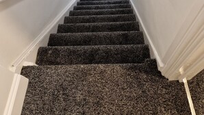 A carpeted staircase with white walls and a door at the top. - Birtley's Diamond 3 bed Apt, Sleeps 6 Guests (Chester-le-Street)