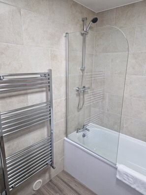 Apartamento | Baño | Ducha y bañera combinadas, bañera profunda, secador de pelo y toallas