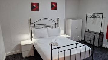 Apartment | 3 bedrooms, desk, iron/ironing board, free WiFi