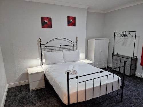 Birtley's Diamond 3 bed Apt, Sleeps 6 Guests