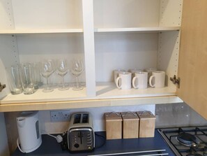 Apartment | Private kitchen | Fridge, microwave, oven, stovetop - Birtley's Diamond 3 bed Apt, Sleeps 6 Guests (Chester-le-Street)