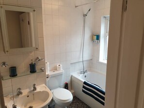 Appartement | Salle de bain | Ensemble douche/baignoire, baignoire relaxante profonde