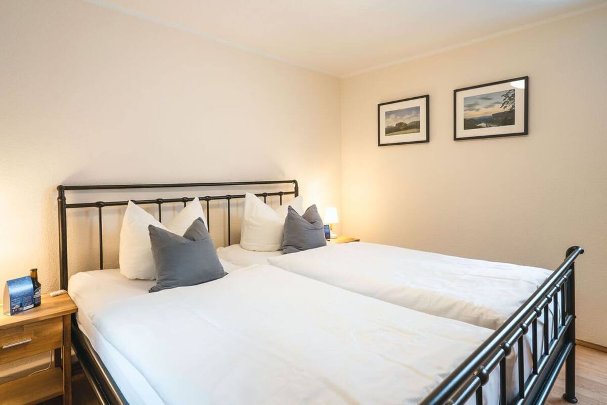 LÀgenhet Classic (B incl. 60 EUR Cleaning Fee) | 2 sovrum, individuell inredning, unika möbler och skrivbord