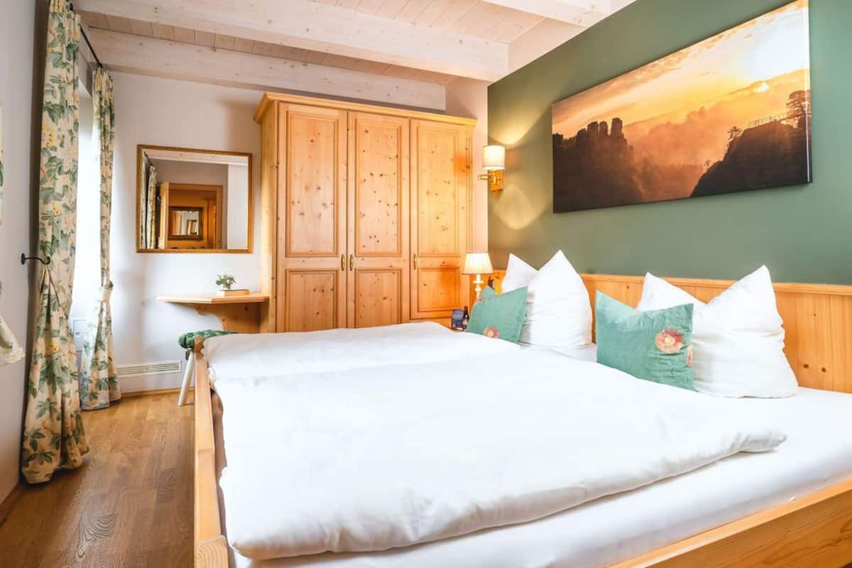 LÀgenhet Comfort (incl. 80 EUR cleaning fee) | 2 sovrum, individuell inredning, unika möbler och skrivbord