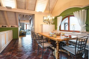 Deluxe Apartment (incl. 95 EUR cleaning fee) | Private kitchen | Full-sized fridge, oven, stovetop, dishwasher - Ferienwohnungen Alte Destillerie Rathen (Rathen)