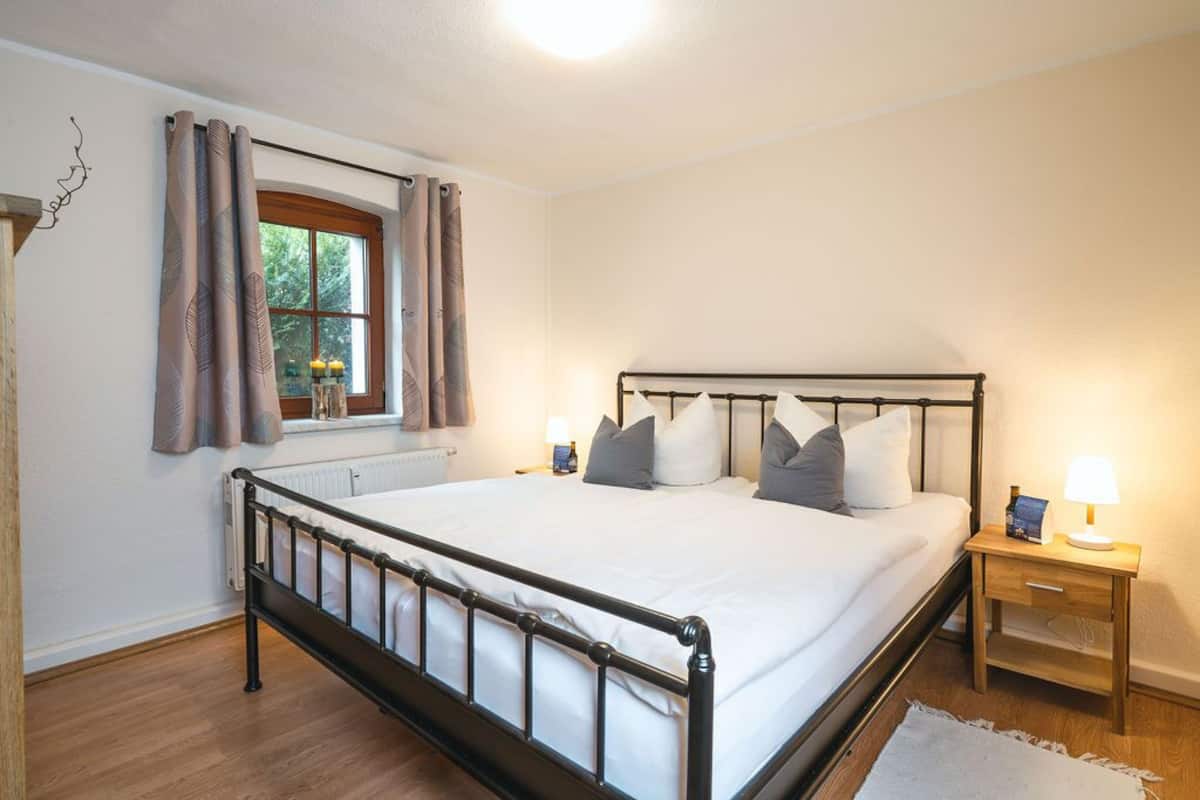LÀgenhet Classic (B incl. 60 EUR Cleaning Fee) | 2 sovrum, individuell inredning, unika möbler och skrivbord