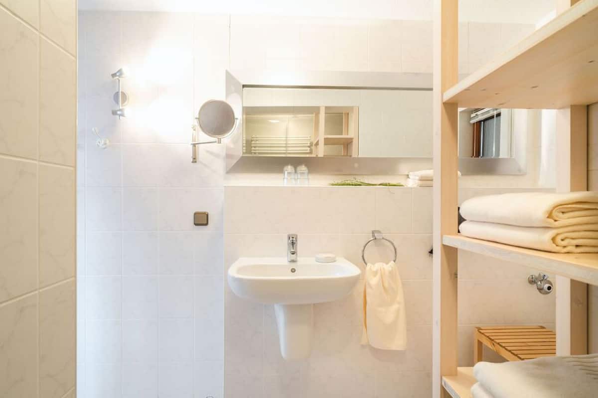 LÀgenhet Classic (A incl. 60 EUR cleaning fee) | Badrum | HÄrtork, handdukar, tvÄl och toalettpapper