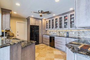 ثلاجة، ميكروويف، فرن، موقد طهي مسطح