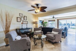 Een televisie en een dvd-speler